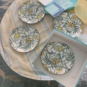 Tiffany yellow flower 8” plate set.